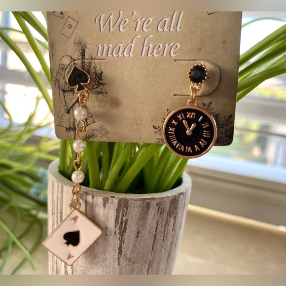 Alice in Wonderland♠️Mismatched Earrings - Picture 2 of 5